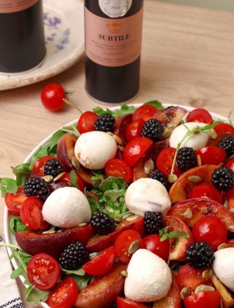 Salade estivale aux pêches rôties, burrata, tomates & huile d’olive Subtile