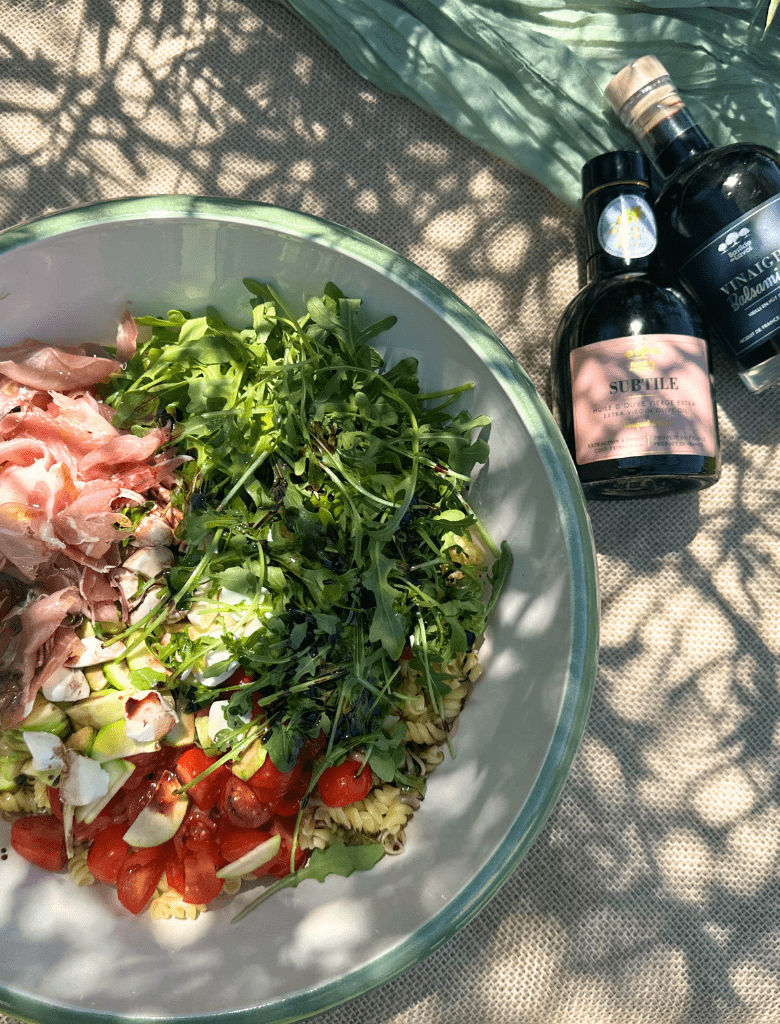 Salade de pâtes estivale, courgette, tomate, jambon cru, mozzarella & roquette